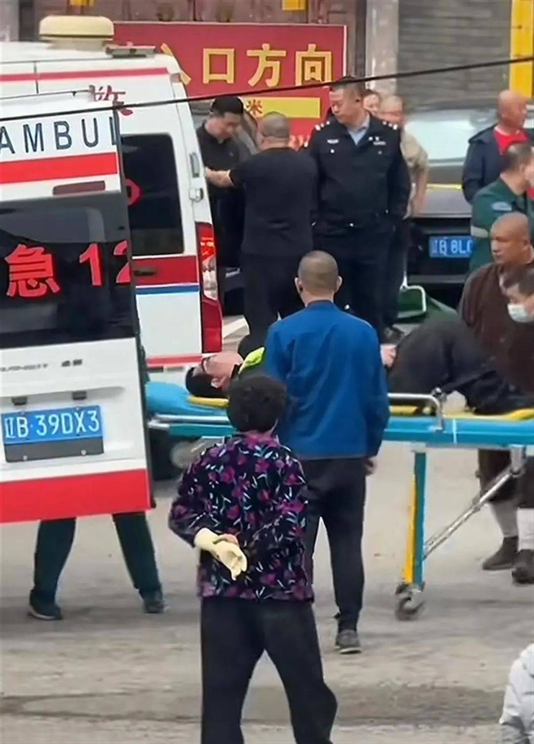 大連一景區(qū)擺渡車撞上電動(dòng)伸縮門(mén)致2人輕傷<strong></p>
<p>伸縮門(mén)</strong>，有人被抬上救護(hù)車:伸縮門(mén)